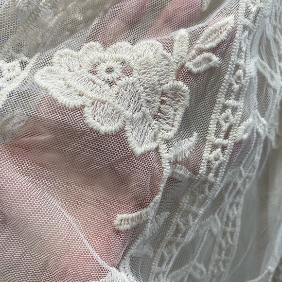 Everyday Chic Boutique FLORAL LACE MAXI, CREAM DRESS. Size Small. - Picture 11 of 14